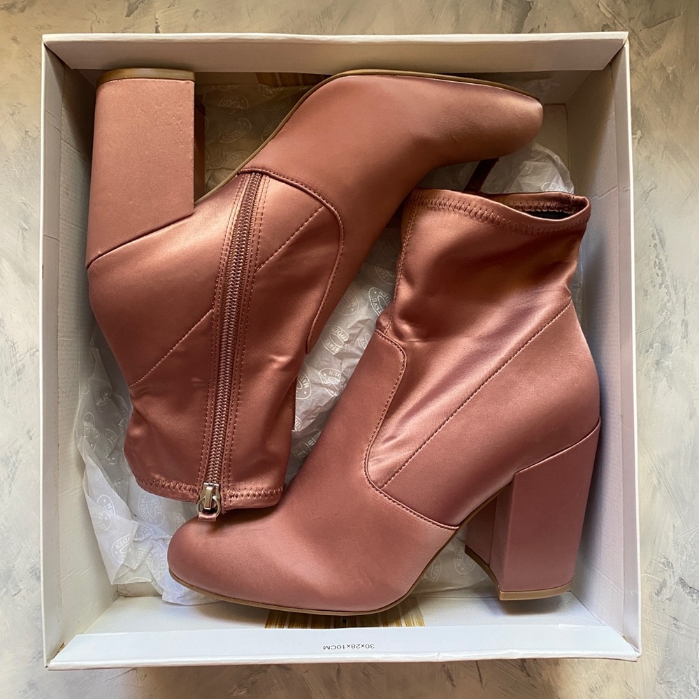 SOLD OUT! Steve Madden Gaze (Dusty Pink) Ankle Booties in Size 7.5